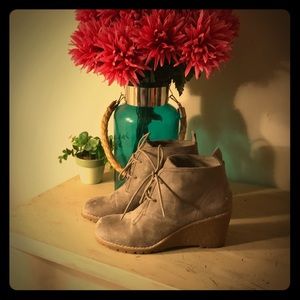 Comfortable gray shoes